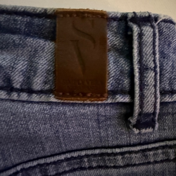 Simply Vera Wang Denim Blue Jean Mid-Rise Shorts Stretch Embroidered Floral Sz 6 - Picture 6 of 9